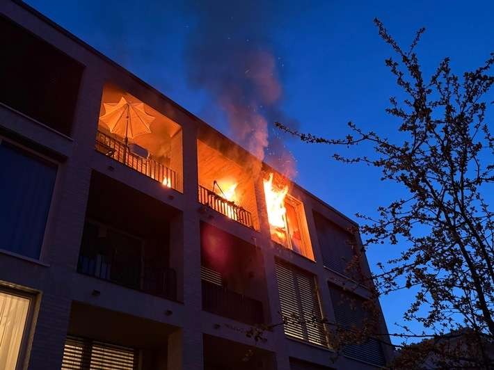 FW-E: Ausgedehnter Wohnungsbrand in Senioreneinrichtung in Essen-Kettwig - mehrere Wohnungen vorübergehend unbewohnbar