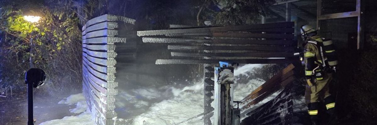 FW-NE: Containerbrand an der Eichendorffstraße | Feuer am Nelly-Sachs-Gymnasium
