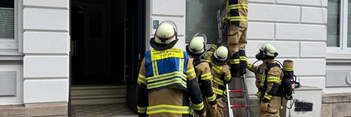 FW-EN: Zwei Einsätze wegen Rauchentwicklung - Rauchmelder verhindert größeren Schaden - Hecke brannte am Nacken