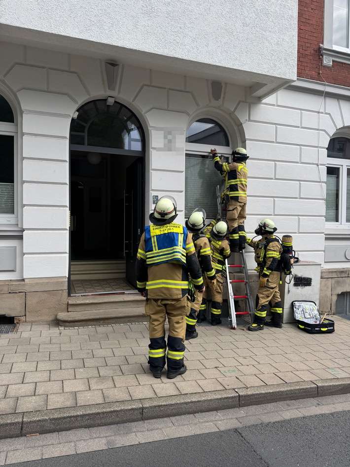 FW-EN: Zwei Einsätze wegen Rauchentwicklung - Rauchmelder verhindert größeren Schaden - Hecke brannte am Nacken