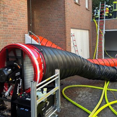 FW Rösrath: Gebäudebrand in Kleineichen: Feuerwehr Rösrath im Großeinsatz