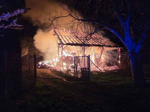 FW Speyer: Brand einer freistehenden Scheune