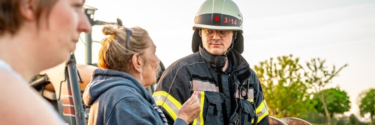 FW-KLE: Realistische Einsatzübung der Freiwilligen Feuerwehr Bedburg-Hau am Landgasthof "Westrich" vermittelt Wissen und Sicherheit
