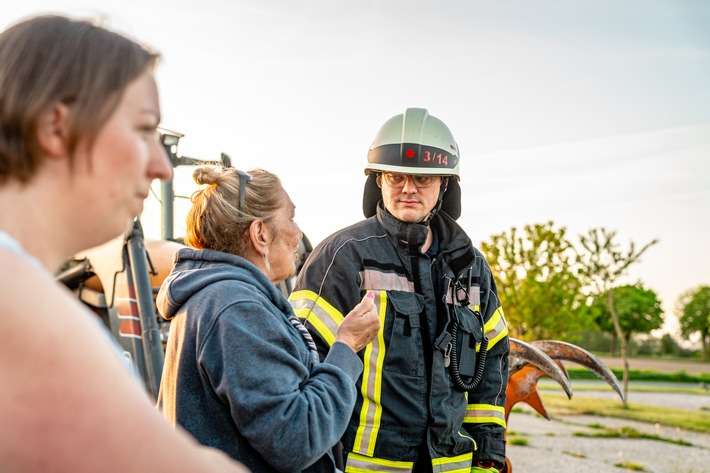 FW-KLE: Realistische Einsatzübung der Freiwilligen Feuerwehr Bedburg-Hau am Landgasthof "Westrich" vermittelt Wissen und Sicherheit