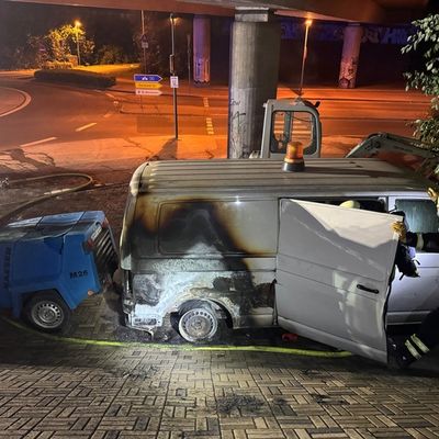 FW-EN: Drei Einsätze an einem Tag - Kleintransporter brannte unter der Brücke der B 54
