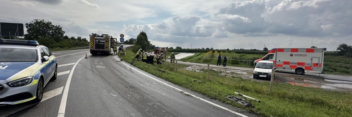FW Weinheim: Verkehrsunfall auf der Kreisverbindungsstraße, Pkw landet auf der Seite
