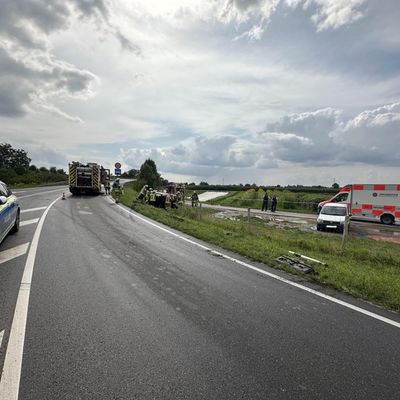 FW Weinheim: Verkehrsunfall auf der Kreisverbindungsstraße, Pkw landet auf der Seite
