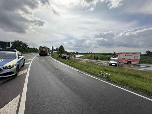 FW Weinheim: Verkehrsunfall auf der Kreisverbindungsstraße, Pkw landet auf der Seite