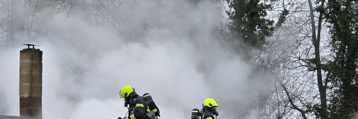 FW Datteln: Feuer in Zwischenwand des Vereinsheims sorgt für längeren Einsatz