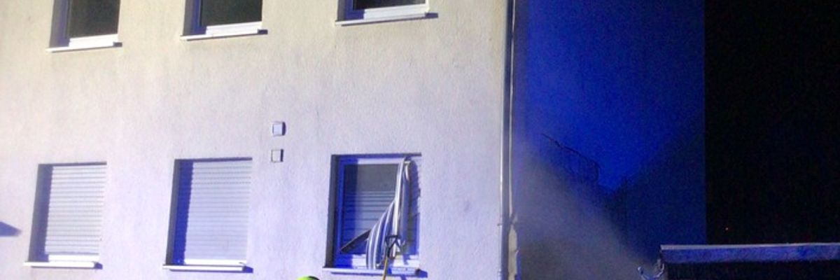 FW Paderborn: Brennender Mülltonnenunterstand mit Ausbreitung auf PKW und Garage