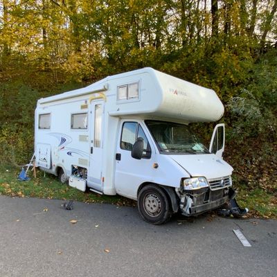 FW Ratingen: Verkehrsunfall BAB 3 - Person eingeklemmt