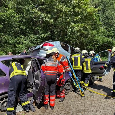 FW-AUR: Feuerwehr und Rettungsdienst trainieren komplexe Unfallszenarien