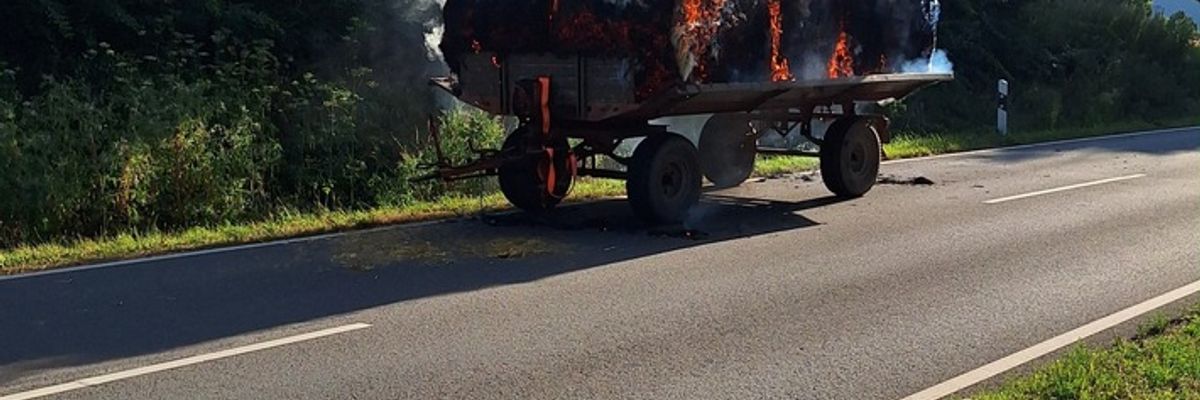 FW Bad Oeynhausen: Anhänger mit Strohballen in Vollbrand
