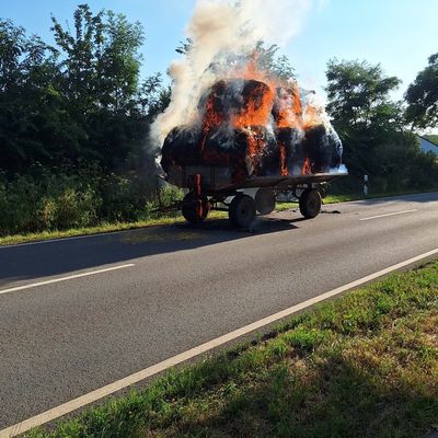 FW Bad Oeynhausen: Anhänger mit Strohballen in Vollbrand