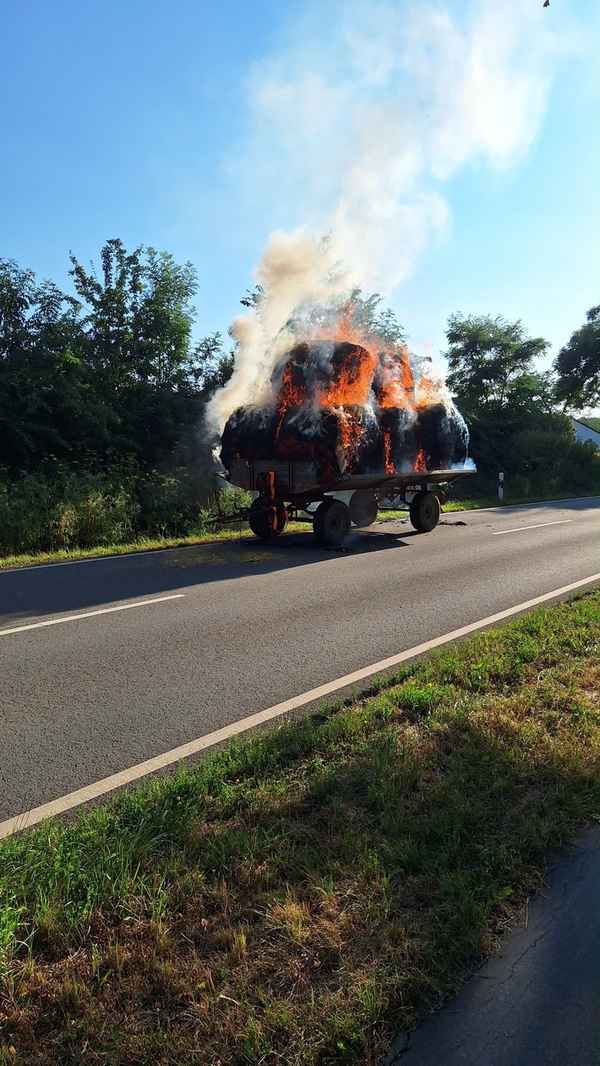 FW Bad Oeynhausen: Anhänger mit Strohballen in Vollbrand