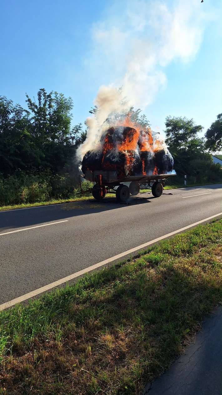 FW Bad Oeynhausen: Anhänger mit Strohballen in Vollbrand
