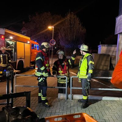 FFW Bergen: Ortsfeuerwehr Bergen übt den Ernstfall: Kellerbrand mit mehreren vermissten Personen