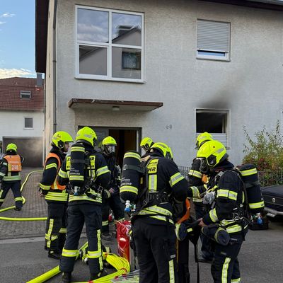 Feuerwehr MTK: Küchenbrand in Okriftel: Wohnung nicht mehr bewohnbar