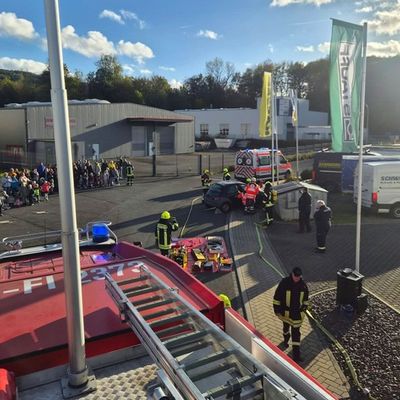 FW Finnentrop: Einheit Heggen zeigt bei Abschlussübung technische Rettung nach Verkehrsunfall