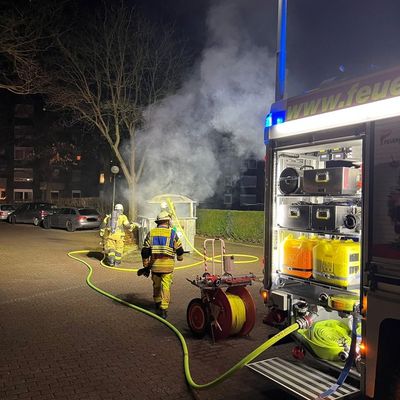 FW-EN: Serie von Containerbränden und Verkehrsunfall halten Einsatzkräfte in der Nacht in Atem