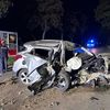 FW Moers: Verkehrsunfall auf der Krefelder Straße / PKW kollidiert mit Baum