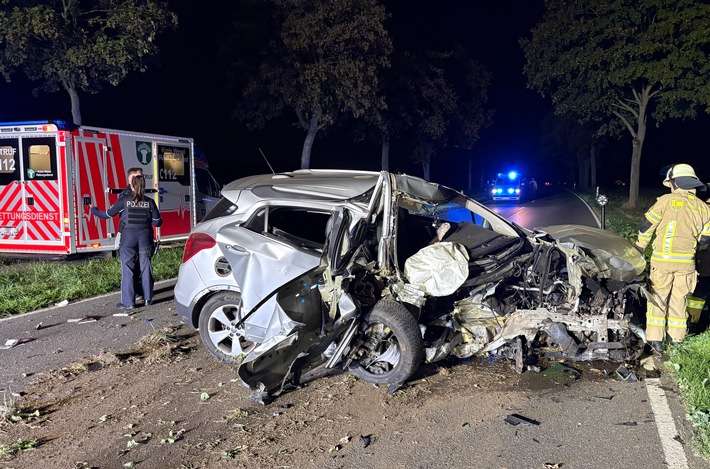 FW Moers: Verkehrsunfall auf der Krefelder Straße / PKW kollidiert mit Baum