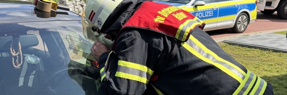 FW-AUR: Kleinkind aus Fahrzeug befreit