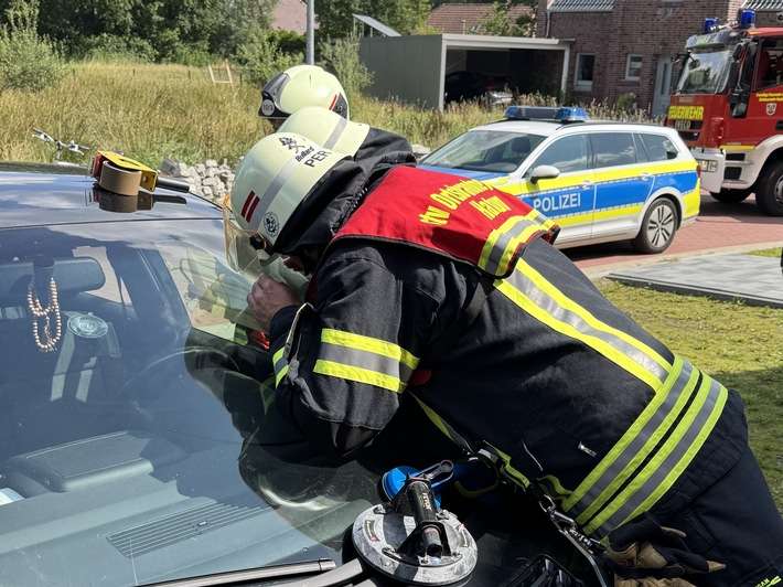 FW-AUR: Kleinkind aus Fahrzeug befreit
