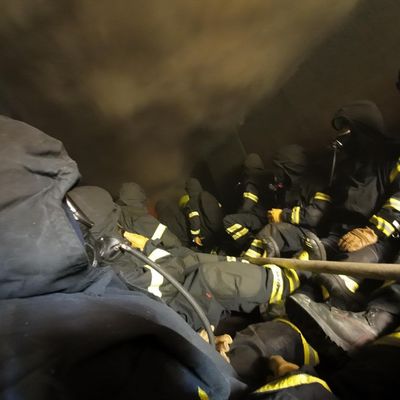 FW-EN: Feuerwehr Herdecke trainiert realistische Brandeinsätze in einem Übungscontainer - Hygienekonzept wird beübt