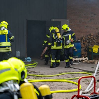 FW Flotwedel: Großangelegte Alarmübung in Wienhausen - Fahrzeugbrand weitet sich zu Werkstattbrand aus