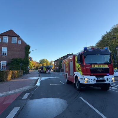 FW-AUR: Brennende Autos greifen auf Unterstand über