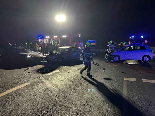 FW Paderborn: Verkehrsunfall Kreuzung George-Marshall-Ring / B64