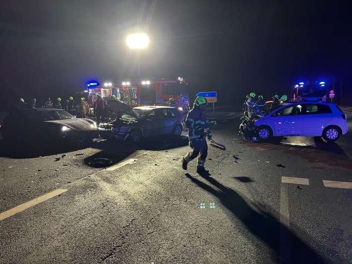 FW Paderborn: Verkehrsunfall Kreuzung George-Marshall-Ring / B64
