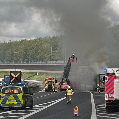 FW-GL: Brennender LKW auf der BAB 4 - Einsatz in Fahrtrichtung Köln