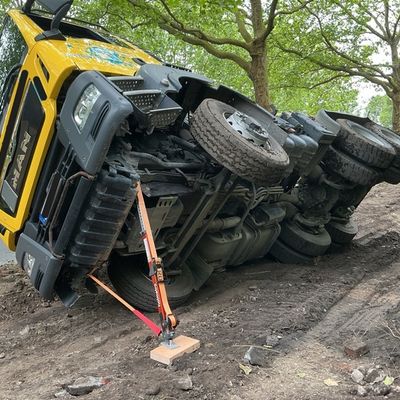 FW-BO: Kipplaster kippt bei Bauarbeiten - schnelle Rettung in Werne