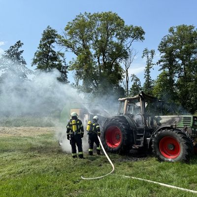 FW-AUR: Treckergespann ausgebrannt