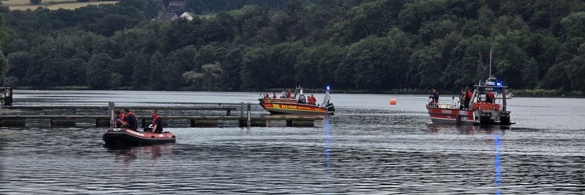 FW-E: Kleidungsstücke am Ruhrufer lösen umfangreichen Wasserrettungseinsatz aus
