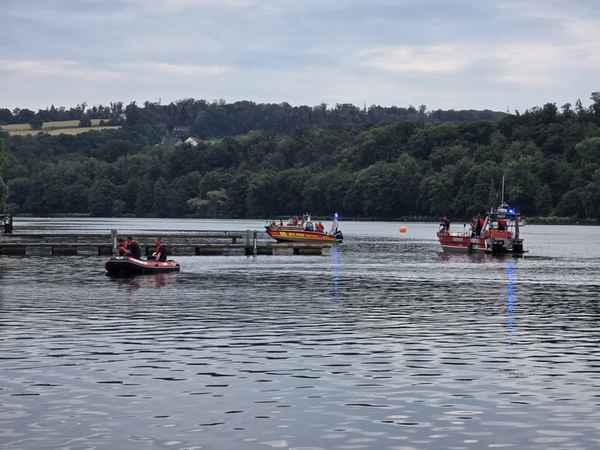 FW-E: Kleidungsstücke am Ruhrufer lösen umfangreichen Wasserrettungseinsatz aus