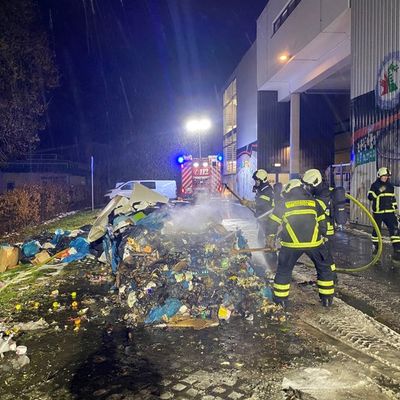 FW-MK: Müllpresse an der Eissporthalle in Brand geraten