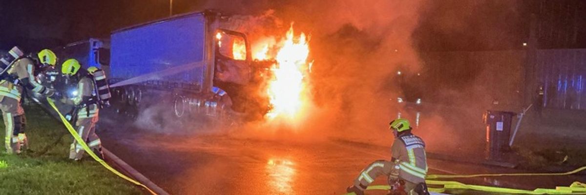 FW-BOT: FW-BOT: Einsatz an Tankstelle -LKW in Vollbrand