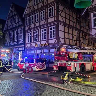 FW Celle: Feuer in der historischen Altstadt von Celle - eine Person gerettet