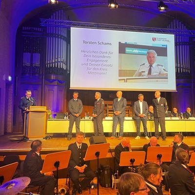 FW-Velbert: Feuerwehr Velbert blickt auf einsatzreiches Jahr zurück - Ehrungen und Zukunftsthemen im Fokus