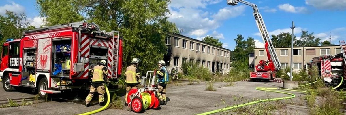 FW-E: Brand in leerstehender Asylunterkunft sorgt für starke Rauchentwicklung
