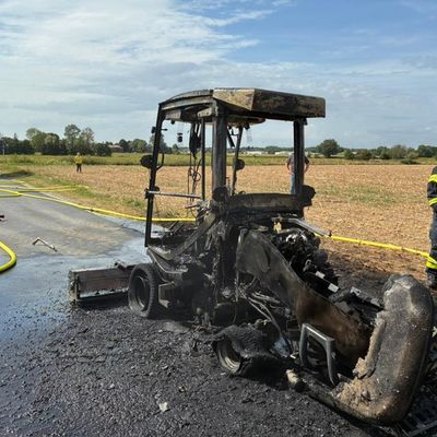 FW-KLE: Fahrbarer Rasenmäher in Brand geraten - Feuerwehr verhindert Ausbreitung