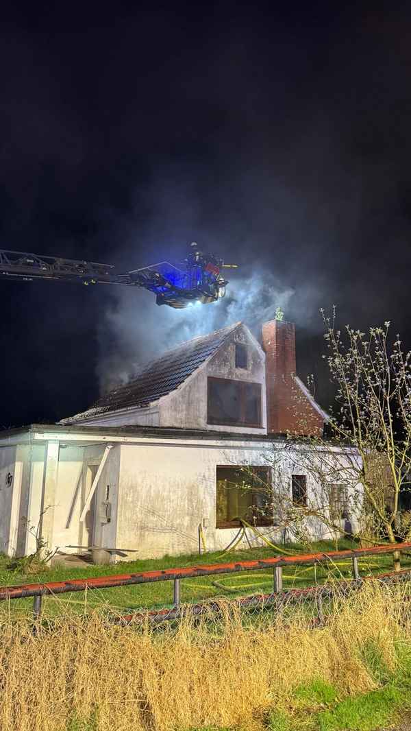 FW Bremerhaven: Einfamilienhaus in Bremerhaven nach Brand stark beschädigt