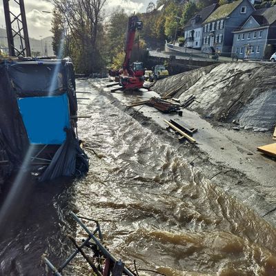 FW-OE: Starke Regenfälle sorgen für Großeinsatz an der Ruhr-Sieg-Strecke in Altenhundem