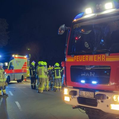 FW-OLL: Mobiltelefon alarmiert Rettungskräfte zu Verkehrsunfall mit drei verletzten Personen