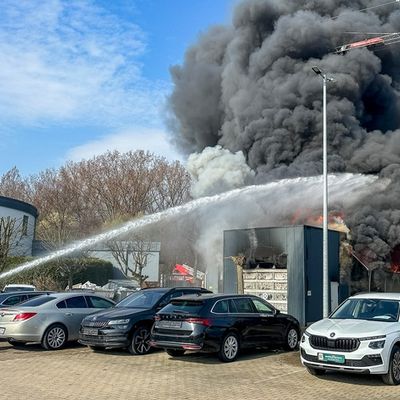 FW Porta Westfalica: 10.03.2026 - Großbrand einer KFZ-Werkstatt in Porta Westfalica Barkhausen