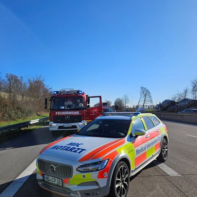 FW Weinheim: Tödlicher Verkehrsunfall auf der A5 bei Hemsbach - Rettungshubschrauber und MIC im Einsatz.