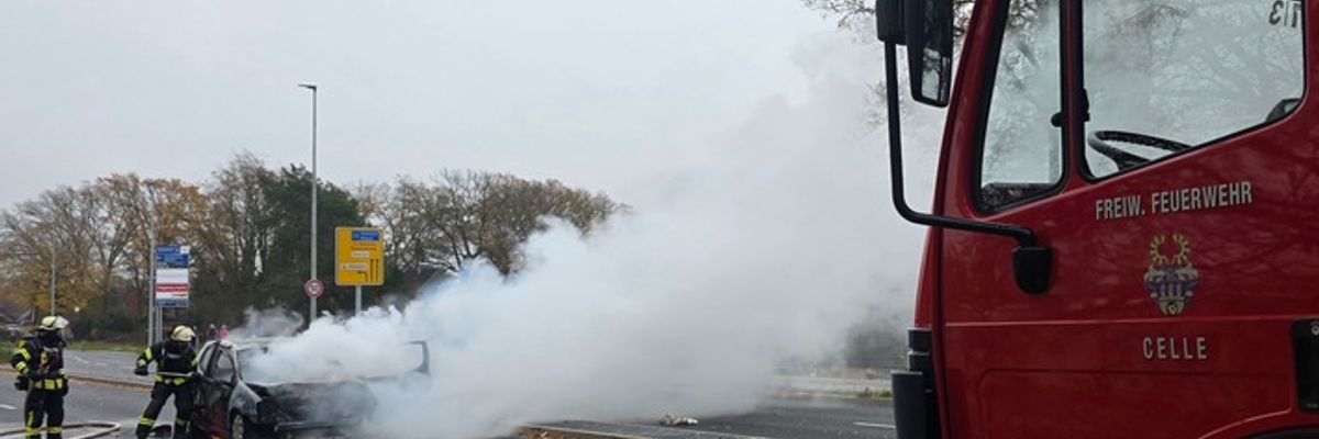 FW Celle: PKW in Vollbrand auf dem Wilhelm-Heinichen-Ring